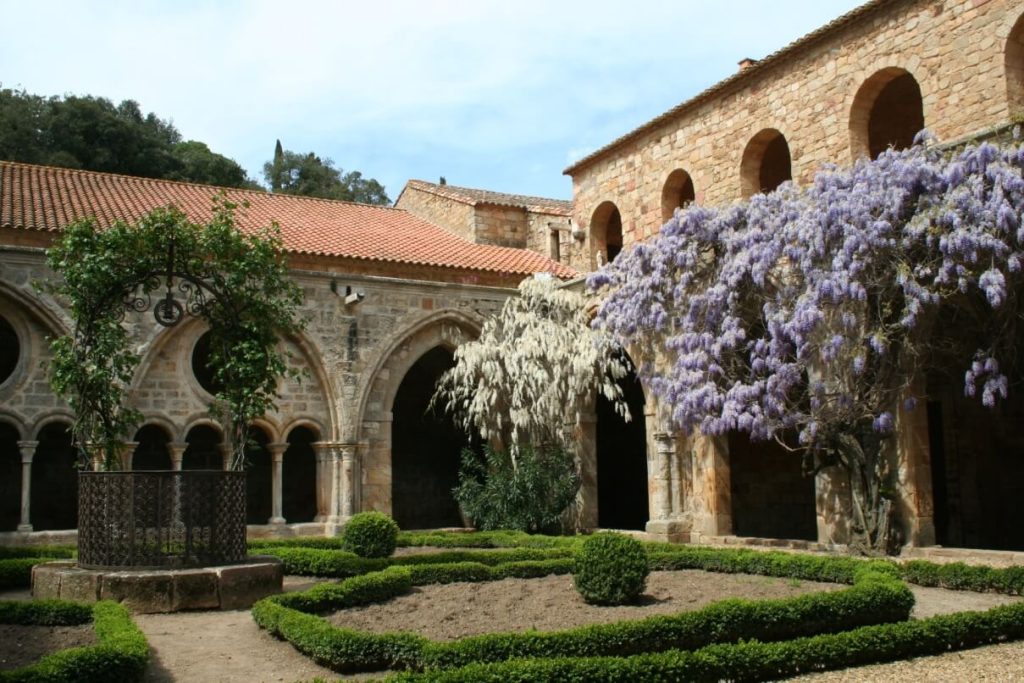 Abbaye de Fontfroide proche de Narbonne, camping le Pinada