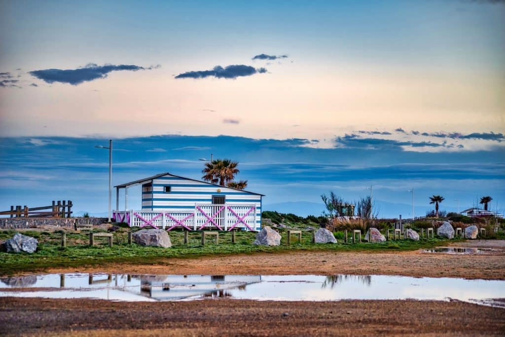 Vue d'une cabane en bois en bord de mer à Gruissan