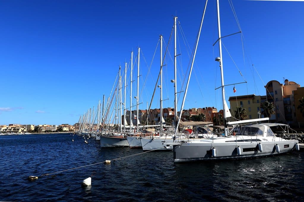 Vue sur des voiliers dans le port de Gruissan